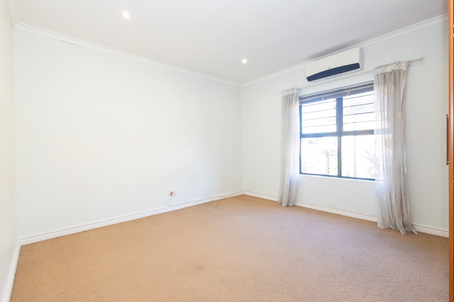To Let 4 Bedroom Property for Rent in Kaapsig Western Cape